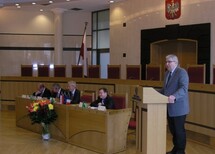 Otwarcie konferencji, przemawia prof. Mirosław Granat
Uczestnicy konferencji
I panel, przemawia dr Witold Brodziński z Uniwersytetu Łódzkiego
Uczestnicy konferencji
Prof. Michel Verpaux z Université Paris I, Prof. Jean Gicquel z Université Paris I, Prof. Janusz Trzciński, Prezes Naczelnego Sądu Administracyjnego oraz dr Jarosław Szymanek z Uniwersytetu Warszawskiego
I panel, przemawia Prof. Jean Gicquel z Université Paris I
Uczestnicy konferencji
IV panel, Prof. Mirosław Wyrzykowski, Sędzia Trybunału Konstytucyjnego, Prof. Otto Pfersmann z Université Paris I, Olivier Le Bot z Université de Nice oraz Guy Canivet, członek Rady Konstytucyjnej Republiki Francuskiej
Uczestnicy konferencji
Zdjęcie zbiorowe prelegentów i organizatorów konferencji