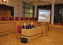 gen. dr Mieczysław Bieniek
Prezes TK prof. Andrzej Rzepliński wita uczestników wykładu gen. dr Mieczysława Bieńka
Uczestnicy wykładu
Uczestnicy wykładu
gen. dr Mieczysław Bieniek i Prezes TK prof. Andrzej Rzepliński