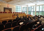 Sędzia Trybunału Konstytucyjnego prof. Piotr Tuleja
Uczestnicy spotkania (duża sala rozpraw Trybunału Konstytucyjnego)
Uczestnicy spotkania (mała sala rozpraw Trybunału Konstytucyjnego)