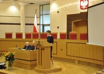 Prezes TK prof. Andrzej Rzepliński wita uczestników konferencji.
Uczestnicy konferencji.
Uczestnicy konferencji.
Uczestnicy konferencji.
Przemawia Marszałek Sejmu RP, Pani Ewa Kopacz.
Przemawia prof. Andrzej Szmyt z Uniwersytetu Gdańskiego.
Wiceprezes TK prof. Stanisław Biernat rozpoczyna pierwszą część konferencji.
Uczestnicy konferencji.
Wystąpienie Pani Aleksandry Dębowskiej z Uniwersytetu Jagiellońskiego.
Wystąpienie Pana Władysława Jóźwickiego z Uniwersytetu Adama Mickiewicza w Poznaniu.
Wystąpienie Pani Marceliny Stolarskiej z Uniwersytetu Jagiellońskiego.
Wystąpienie Pani Agaty Niżnik-Muchy z Uniwersytetu Jagiellońskiego.
Wystąpienie Pani Ady Paprockiej z Uniwersytetu Warszawskiego.
Dyskusja, wystąpienie Pani prof. Teresy Dębowskiej-Romanowskiej, sędzi TK w stanie spoczynku.
Dyskusja, wystąpienie Pana prof. Kazimierza Działochy, sędziego TK w stanie spoczynku.
Dyskusja.
Uczestnicy konferencji.
Przemawia Prezydent RP, Pan Bronisław Komorowski.
Wystąpienie Pani Dobrochny Minich z Uniwersytetu Jagiellońskiego.
Wystąpienie Pana  Michała Jackowskiego z Uniwersytetu Wrocławskiego.
Wystąpienie Pani Marty Kłopockiej-Jasińskiej z Wyższej Szkoły Prawa i Zarządzania im. Heleny Chodkowskiej, Wydział Zamiejscowy we Wrocławiu.