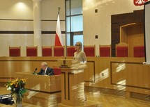 Prezes TK prof. Andrzej Rzepliński wita uczestników konferencji.
Uczestnicy konferencji.
Uczestnicy konferencji.
Uczestnicy konferencji.
Przemawia Marszałek Sejmu RP, Pani Ewa Kopacz.
Przemawia prof. Andrzej Szmyt z Uniwersytetu Gdańskiego.
Wiceprezes TK prof. Stanisław Biernat rozpoczyna pierwszą część konferencji.
Uczestnicy konferencji.
Wystąpienie Pani Aleksandry Dębowskiej z Uniwersytetu Jagiellońskiego.
Wystąpienie Pana Władysława Jóźwickiego z Uniwersytetu Adama Mickiewicza w Poznaniu.
Wystąpienie Pani Marceliny Stolarskiej z Uniwersytetu Jagiellońskiego.
Wystąpienie Pani Agaty Niżnik-Muchy z Uniwersytetu Jagiellońskiego.
Wystąpienie Pani Ady Paprockiej z Uniwersytetu Warszawskiego.
Dyskusja, wystąpienie Pani prof. Teresy Dębowskiej-Romanowskiej, sędzi TK w stanie spoczynku.
Dyskusja, wystąpienie Pana prof. Kazimierza Działochy, sędziego TK w stanie spoczynku.
Dyskusja.
Uczestnicy konferencji.
Przemawia Prezydent RP, Pan Bronisław Komorowski.
Wystąpienie Pani Dobrochny Minich z Uniwersytetu Jagiellońskiego.
Wystąpienie Pana  Michała Jackowskiego z Uniwersytetu Wrocławskiego.
Wystąpienie Pani Marty Kłopockiej-Jasińskiej z Wyższej Szkoły Prawa i Zarządzania im. Heleny Chodkowskiej, Wydział Zamiejscowy we Wrocławiu.