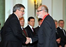 Prezydent RP Bronisław Komorowski i uczestnicy uroczystości.
Uczestnicy uroczystości.
Prezydent RP Bronisław Komorowski wręcza prof. Andrzejowi Rzeplińskiemu nominację na stanowisko Prezesa TK.
Prezydent RP Bronisław Komorowski wręcza prof. Stanisławowi Biernatowi nominację na stanowisko Wiceprezesa TK.
Prezydent RP Bronisław Komorowski i prof. Marek Mazurkiewicz, Sędzia TK w latach 2001-2010, Wiceprezes TK w 2010 roku.
Prezydent RP Bronisław Komorowski i prof. Andrzej Mączyński, Sędzia TK w latach 1997-2006, Wiceperezes TK w latach 2001-2006.
Prezydent RP Bronisław Komorowski i Janusz Niemcewicz, Sędzia TK w latach 2001-2010, Wiceprezes TK w latach 2006-2010.
Prezydent RP Bronisław Komorowski i Jerzy Stępień, Sędzia TK w latach 1999-2008, Prezes TK w latach 2006-2008.
Prezydent RP Bronisław Komorowski i dr Bohdan zzdiennicki, Sędzia TK w latach 2001-2010, Prezes TK w latach 2008-2010.
Sędzia TK Stanisław Rymar składa ślubowanie.
Sędzia TK Stanisław Rymar.
Sędzia TK prof. Piotr Tuleja składa ślubowanie.
Sędzia TK prof. Piotr Tuleja.
Sędzia TK Marek Zubik składa ślubowanie.
Przemawia Prezydent RP Bronisław Komorowski.
Przemawia Prezes TK prof. Andrzej Rzepliński.
Odznaczeni Prezesi i Wiceprezesi Trybunału.
Wiceprezes TK prof. Stanisław Biernat oraz nowi sędziowie TK - Stanisław Rymar, prof. Piotr Tuleja, prof. Marek Zubik.
W imieniu odznaczonych przemawia prof. Marek Mazurkiewicz.
Byli Prezesi i Wiceprezesi TK, Prezydent RP, Prezes i Wiceprezes TK oraz nowi Sędziowie TK.
Byli Prezesi Trybunału Konstytucyjengo Jerzy Stępień i dr Bohdan Zdziennicki, Prezydent RP Bronisław Komorowski, Prezes TK prof. Andrzej Rzepliński i Wiceprezes TK prof. Stanisław Biernat.
Prezydent RP Bronisław Komorowski i nowy Sędzia TK prof. Piotr Tuleja.
Prezydent RP Bronisław Komorowski i nowy Sędzia TK prof. Marek Zubik .