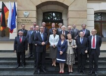 Prezes Trybunału Konstytucyjnego prof. Andrzej Rzepliński wita Prezesa Federalnego Sądu Konstytucyjnego RFN prof. Andreasa Vosskuhle.
Uczestnicy spotkania.
Spotkanie sędziów Trybunału Konstytucyjnego i Federalnego Sądu Konstytucyjnego.
Wykład Prezesa Federalnego Sądu Konstytucyjnego RFN w Trybunale Konstytucyjnym.