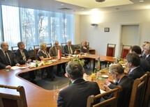 Uczestnicy spotkania Sądu Konstytucyjnego Republiki Mołdawii i Trybunału Konstytucyjnego
Uczestnicy spotkania Sądu Konstytucyjnego Republiki Mołdawii i Trybunału Konstytucyjnego
Sędzia TK Victor Popa, Prezes SK Mołdawii Alexandru Tănase i Sędzia SK Mołdawii Igor Dolea
Sędzia TK prof. Sławomira Wronkowska-Jaśkiewicz i Prezes TK prof. Andrzej Rzepliński
Prezes SK Mołdawii Alexandru Tănase
Sędzia TK Victor Popa, Prezes SK Mołdawii Alexandru Tănas, Sędzia SK Mołdawii Igor Dolea i Sekretarz Generalny SK Mołdawii Rodica Secrieru
Spotkanie w Sądzie Najwyższym
Spotkanie w Sądzie Najwyższym
