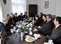 Sędzia SK Słowacji dr Ladislav Orosz, Prezes SK Słowacji dr Ivetta Macejkova oraz Dyrektor Departamentu Spraw Zagranicznych SK Maria Siegfriedova.
Spotkanie z Sędziami Trybunału Konstytucyjengo.
Uczestnicy spotkania w Trybunale Konstytucyjnym.
Sędzia SK Słowacji dr Ladislav Orosz oraz Prezes SK Słowacji dr Ivetta Macejkova.
Spotkanie z Wicemarszałkiem Sejmu RP Panem Cezarym Grabarczykiem.
Wicemarszałek Sejmu RP Cezary Grabarczyk, Prezes SK Słowacji dr Ivetta Macejkova oraz tłumaczka.