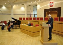 Prof. Zbigniew Pełczyński i Prezes TK dr Bohdan Zdziennicki.
Trio fortepianowe, prof. Zbigniew Pełczyński i Prezes TK dr Bohdan Zdziennicki.
Trio fortepianowe.
Trio fortepianowe, prof. Zbigniew Pełczyński i Prezes TK dr Bohdan Zdziennicki.
Uczestnicy spotkania.
Prof. Zbigniew Pełczyński i Prezes TK dr Bohdan Zdziennicki.
Prof. Zbigniew Pełczyński.