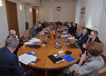 Sędziowie Trybunału Konstytucyjnego i Sądu Konstytucyjnego Węgier
dr Tamás Sulyok, Wiceprezes Sądu Konstytucyjnego Węgier, prof. Barnabás Lenkovics, Prezes Sądu Konstytucyjnego Węgier oraz dr Attila Szabó, Szef Gabinetu Prezesa Sądu Konstytucyjnego Węgier
Uczestnicy spotkania
Uczestnicy spotkania
Prof. Barnabás Lenkovics, Prezes Sądu Konstytucyjnego Węgier
