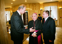 Powitanie Nuncjusza Stolicy Apostolskiej Abp. Józefa Kowalczyka
I Prezes Sądu Najwyższego prof. Lech Gardocki i Prezes Trybunału Konstytucyjnego prof. Marek Safjan
Prezes TK prof. Marek Safjan wita przybyłych gości
Jerzy Zelnik czyta "Obrona Polski przeciwko Janowi Barclayowi, gdzie przy tej sposobności opowiedziano wiele o Królestwie i narodzie polskim” Łukasza Opalińskiego, inaugurując uroczystość w Trybunale Konstytucyjnym
Sędzia TK prof. Mirosław Wyrzykowski prezentuje "Księgę XX-lecia orzecznictwa Trybunału Konstytucyjnego"
Prof. Piotr Winczorek 
Prof. Andrzej Ajnenkiel 
Uczestnicy uroczystości 
Uczestnicy uroczystości