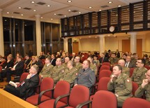 gen. dr Mieczysław Bieniek
Prezes TK prof. Andrzej Rzepliński wita uczestników wykładu gen. dr Mieczysława Bieńka
Uczestnicy wykładu
Uczestnicy wykładu
gen. dr Mieczysław Bieniek i Prezes TK prof. Andrzej Rzepliński