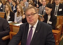 Prezes Sądu Konstytucyjnego Węgier Imre Juhász i Prezes Trybunału Konstytucyjnego Bogdan Święczkowski podczas konferencji upamiętniającej 35-lecie powstania węgierskiego Sądu Konstytucyjnego
Prezydent Węgier Tamás Sulyok, Przewodniczący Zgromadzenia Narodowego Węgier László Kövér, Prokurator Generalny Węgier Péter Polt podczas konferencji upamiętniającej 35-lecie powstania węgierskiego Sądu Konstytucyjnego.
Prezes Trybunału Konstytucyjnego Bogdan Święczkowski, Prezes Słoweńskiego Sądu Konstytucyjnego Rok Čeferin i Prezes Sądu Konstytucyjnego Portugalii José João Abrantes podczas konferencji upamiętniającej 35-lecie powstania węgierskiego Sądu Konstytucyjnego.
Prezes Trybunału Konstytucyjnego Bogdan Święczkowski podczas konferencji upamiętniającej 35-lecie powstania węgierskiego Sądu Konstytucyjnego.
Sędzia Trybunału Konstytucyjnego Jarosław Wyrembak podczas konferencji upamiętniającej 35-lecie powstania węgierskiego Sądu Konstytucyjnego.
Prezes Trybunału Konstytucyjnego Bogdan Święczkowski wraz z sędzią TK Jarosławem Wyrembakiem złożyli wieniec pod pomnikiem Męczenników Katynia w Budapeszcie – w miejscu pamięci o ofiarach zbrodni katyńskiej.