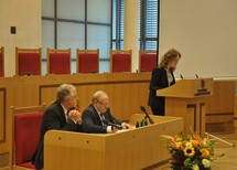 Prezes TK prof. Andrzej Rzepliński wita uczestników konferencji.
Uczestnicy konferencji.
Uczestnicy konferencji.
Uczestnicy konferencji.
Przemawia Marszałek Sejmu RP, Pani Ewa Kopacz.
Przemawia prof. Andrzej Szmyt z Uniwersytetu Gdańskiego.
Wiceprezes TK prof. Stanisław Biernat rozpoczyna pierwszą część konferencji.
Uczestnicy konferencji.
Wystąpienie Pani Aleksandry Dębowskiej z Uniwersytetu Jagiellońskiego.
Wystąpienie Pana Władysława Jóźwickiego z Uniwersytetu Adama Mickiewicza w Poznaniu.
Wystąpienie Pani Marceliny Stolarskiej z Uniwersytetu Jagiellońskiego.
Wystąpienie Pani Agaty Niżnik-Muchy z Uniwersytetu Jagiellońskiego.
Wystąpienie Pani Ady Paprockiej z Uniwersytetu Warszawskiego.
Dyskusja, wystąpienie Pani prof. Teresy Dębowskiej-Romanowskiej, sędzi TK w stanie spoczynku.
Dyskusja, wystąpienie Pana prof. Kazimierza Działochy, sędziego TK w stanie spoczynku.
Dyskusja.
Uczestnicy konferencji.
Przemawia Prezydent RP, Pan Bronisław Komorowski.
Wystąpienie Pani Dobrochny Minich z Uniwersytetu Jagiellońskiego.
Wystąpienie Pana  Michała Jackowskiego z Uniwersytetu Wrocławskiego.
Wystąpienie Pani Marty Kłopockiej-Jasińskiej z Wyższej Szkoły Prawa i Zarządzania im. Heleny Chodkowskiej, Wydział Zamiejscowy we Wrocławiu.