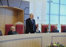 Prezes Trybunału Konstytucyjnego Pan prof. Andrzej Rzepliński i Sędziowie Trybunału.
Uczestnicy Zgromadzenia.
Prezes TK Pan prof. Andrzej Rzepliński.
Prezydent RP, Marszałek Sejmu RP, Marszałek Senatu RP, Prezes Rady Ministrów i uczestnicy Zgromadzenia.
Prezydent RP Pan Bronisław Komorowski.
Marszałek Sejmu RP Pani Ewa Kopacz.
Marszałek Senatu RP Pan Bogdan Borusewicz.
Prezes Rady Ministrów Pan Donald Tusk.
Pierwszy Prezes Sądu Najwyższego Pan Stanisław Dąbrowski.
Prezes Naczelnego Sądu Administracyjnego Pan prof. Roman Hauser.
Przewodniczący Krajowej Rady Sądownictwa Pan Antoni Górski.
Rzecznik Praw Obywatelskich Pani prof. Irena Lipowicz.
Prokurator Generalny Pan Andrzej Seremet.