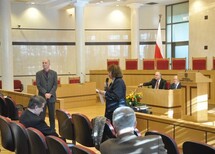 Prezes TK prof. Andrzej Rzepliński wita uczestników konferencji.
Uczestnicy konferencji.
Uczestnicy konferencji.
Uczestnicy konferencji.
Przemawia Marszałek Sejmu RP, Pani Ewa Kopacz.
Przemawia prof. Andrzej Szmyt z Uniwersytetu Gdańskiego.
Wiceprezes TK prof. Stanisław Biernat rozpoczyna pierwszą część konferencji.
Uczestnicy konferencji.
Wystąpienie Pani Aleksandry Dębowskiej z Uniwersytetu Jagiellońskiego.
Wystąpienie Pana Władysława Jóźwickiego z Uniwersytetu Adama Mickiewicza w Poznaniu.
Wystąpienie Pani Marceliny Stolarskiej z Uniwersytetu Jagiellońskiego.
Wystąpienie Pani Agaty Niżnik-Muchy z Uniwersytetu Jagiellońskiego.
Wystąpienie Pani Ady Paprockiej z Uniwersytetu Warszawskiego.
Dyskusja, wystąpienie Pani prof. Teresy Dębowskiej-Romanowskiej, sędzi TK w stanie spoczynku.
Dyskusja, wystąpienie Pana prof. Kazimierza Działochy, sędziego TK w stanie spoczynku.
Dyskusja.
Uczestnicy konferencji.
Przemawia Prezydent RP, Pan Bronisław Komorowski.
Wystąpienie Pani Dobrochny Minich z Uniwersytetu Jagiellońskiego.
Wystąpienie Pana  Michała Jackowskiego z Uniwersytetu Wrocławskiego.
Wystąpienie Pani Marty Kłopockiej-Jasińskiej z Wyższej Szkoły Prawa i Zarządzania im. Heleny Chodkowskiej, Wydział Zamiejscowy we Wrocławiu.