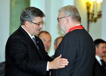 Prezydent RP Bronisław Komorowski i uczestnicy uroczystości.
Uczestnicy uroczystości.
Prezydent RP Bronisław Komorowski wręcza prof. Andrzejowi Rzeplińskiemu nominację na stanowisko Prezesa TK.
Prezydent RP Bronisław Komorowski wręcza prof. Stanisławowi Biernatowi nominację na stanowisko Wiceprezesa TK.
Prezydent RP Bronisław Komorowski i prof. Marek Mazurkiewicz, Sędzia TK w latach 2001-2010, Wiceprezes TK w 2010 roku.
Prezydent RP Bronisław Komorowski i prof. Andrzej Mączyński, Sędzia TK w latach 1997-2006, Wiceperezes TK w latach 2001-2006.
Prezydent RP Bronisław Komorowski i Janusz Niemcewicz, Sędzia TK w latach 2001-2010, Wiceprezes TK w latach 2006-2010.
Prezydent RP Bronisław Komorowski i Jerzy Stępień, Sędzia TK w latach 1999-2008, Prezes TK w latach 2006-2008.
Prezydent RP Bronisław Komorowski i dr Bohdan zzdiennicki, Sędzia TK w latach 2001-2010, Prezes TK w latach 2008-2010.
Sędzia TK Stanisław Rymar składa ślubowanie.
Sędzia TK Stanisław Rymar.
Sędzia TK prof. Piotr Tuleja składa ślubowanie.
Sędzia TK prof. Piotr Tuleja.
Sędzia TK Marek Zubik składa ślubowanie.
Przemawia Prezydent RP Bronisław Komorowski.
Przemawia Prezes TK prof. Andrzej Rzepliński.
Odznaczeni Prezesi i Wiceprezesi Trybunału.
Wiceprezes TK prof. Stanisław Biernat oraz nowi sędziowie TK - Stanisław Rymar, prof. Piotr Tuleja, prof. Marek Zubik.
W imieniu odznaczonych przemawia prof. Marek Mazurkiewicz.
Byli Prezesi i Wiceprezesi TK, Prezydent RP, Prezes i Wiceprezes TK oraz nowi Sędziowie TK.
Byli Prezesi Trybunału Konstytucyjengo Jerzy Stępień i dr Bohdan Zdziennicki, Prezydent RP Bronisław Komorowski, Prezes TK prof. Andrzej Rzepliński i Wiceprezes TK prof. Stanisław Biernat.
Prezydent RP Bronisław Komorowski i nowy Sędzia TK prof. Piotr Tuleja.
Prezydent RP Bronisław Komorowski i nowy Sędzia TK prof. Marek Zubik .