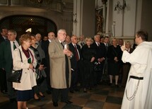 Prezes Sądu Konstytucyjnego Republiki Litewskiej prof. Kęstutis Lapinskas, tłumaczka Pani Rasa Rimickaite oraz Sędzia Sądu Konstytucyjnego Republiki Litewskiej Zenonas Namavicius na tle pomnika Unii Lubelskiej
Przedstawienie "Proces Agnieszki" przygotowane przez studentów Katolickiego Uniwersytetu Lubelskiego
Dyrektor Archiwum Państwowego dr Piotr Dymmel w Lublinie otwiera wystawę "Trybunał Główny Koronny 1578-1794"
Otwarcie wystawy "Trybunał Główny Koronny 1578-1794"
Uczestnicy uroczystej sesji w danwej siedzibie Trybunału Koronnego w Lublinie
Prezydenta Miasta Lublin Adam Wasilewski i Prezes Trybunału Konstytucyjnego Jerzy Stępień
Prezydent Miasta Lublin Adam Wasilewski, Prezes TK Jerzy Stępień i prof. Wacław Uruszczak z Uniwersytetu Jagiellońskiego
Uczestnicy sesji
Uczestnicy sesji
Prof. Wacław Uruszczak z Uniwersytetu Jagiellońskiego
Obraz Matki Boskiej Trybunalskiej w Kościele O.O. Dominikanów
Ojciec Tomasz Dostatni oprowadza uczestników sesji po kościele i klasztorze O.O. Dominikanów
Uczestnicy sesji na tle obrazu Jana Matejki "Unia lubelska" w Muzeum Lubelskim na Zamku w Lublinie