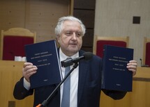 Uczestnicy uroczystości
prof. Zbigniew Cieślak i prof. Teresa Liszcz
Prezes TK prof. Andrzej Rzepliński prezentuje "Dorobek orzeczniczy sędzi TK Teresy Liszcz w kadencji 2006-2015"
Prezes TK prof. Andrzej Rzepliński prezentuje "Dorobek orzeczniczy sędziego TK Zbigniewa Cieślaka w kadencji 2006-2015"