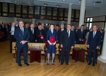 Prezes i Sędziowie Trybunału Konstytucyjnego
Prezydent RP Bronisław Komorowski, Prezes Rady Ministrów Ewa Kopacz, Wicemarszałek Sejmu Eugeniusz Grzeszczak, Wicemarszałek Senatu Jan Wyrowiński oraz inni goście dorocznego Zgromadzenia Ogólnego Sędziów TK 
Uczestnicy Zgromadzenia Ogólnego Sędziów TK
Prezydent RP Bronisław Komorowski, Prezes Rady Ministrów Ewa Kopacz, Wicemarszałek Sejmu Eugeniusz Grzeszczak, Wicemarszałek Senatu Jan Wyrowiński
Prezes Trybunału Konstytucyjnego prof. Andrzej Rzepliński
Prezydent RP Bronisław Komorowski
Prezes Rady Ministrów Ewa Kopacz
Wicemarszałek Senatu Jan Wyrowiński
I Prezes Sądu Najwyższego prof. Małgorzata Gersdorf
Prezes Naczelnego Sądu Administracyjnego i Przewodniczący Krajowej Rady Sądownictwa prof. Roman Hauser
Rzecznik Praw Obywatelskich prof. Irena Lipowicz
Prokurator Generalny Andrzej Seremet
