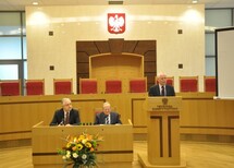 Prezes TK prof. Andrzej Rzepliński wita uczestników konferencji.
Uczestnicy konferencji.
Uczestnicy konferencji.
Uczestnicy konferencji.
Przemawia Marszałek Sejmu RP, Pani Ewa Kopacz.
Przemawia prof. Andrzej Szmyt z Uniwersytetu Gdańskiego.
Wiceprezes TK prof. Stanisław Biernat rozpoczyna pierwszą część konferencji.
Uczestnicy konferencji.
Wystąpienie Pani Aleksandry Dębowskiej z Uniwersytetu Jagiellońskiego.
Wystąpienie Pana Władysława Jóźwickiego z Uniwersytetu Adama Mickiewicza w Poznaniu.
Wystąpienie Pani Marceliny Stolarskiej z Uniwersytetu Jagiellońskiego.
Wystąpienie Pani Agaty Niżnik-Muchy z Uniwersytetu Jagiellońskiego.
Wystąpienie Pani Ady Paprockiej z Uniwersytetu Warszawskiego.
Dyskusja, wystąpienie Pani prof. Teresy Dębowskiej-Romanowskiej, sędzi TK w stanie spoczynku.
Dyskusja, wystąpienie Pana prof. Kazimierza Działochy, sędziego TK w stanie spoczynku.
Dyskusja.
Uczestnicy konferencji.
Przemawia Prezydent RP, Pan Bronisław Komorowski.
Wystąpienie Pani Dobrochny Minich z Uniwersytetu Jagiellońskiego.
Wystąpienie Pana  Michała Jackowskiego z Uniwersytetu Wrocławskiego.
Wystąpienie Pani Marty Kłopockiej-Jasińskiej z Wyższej Szkoły Prawa i Zarządzania im. Heleny Chodkowskiej, Wydział Zamiejscowy we Wrocławiu.