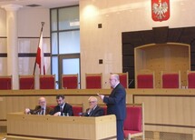 Wiceprezes TK Janusz Niemcewicz, prof. Egidijus Kuris, prof. Marek Safjan i Prezes TK Jerzy Stępień
Uczestnicy wykładu
Prof. Marek Safjan