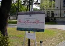 Plakat zapraszający na wystawę w Trybunale Konstytucyjnym.


Wystawa w Trybunale Konstytucyjnym.
Akt Konfederacji Warszawskiej z 1573 roku.
Akt Konfederacji Warszawskiej z 1573 roku - pieczęcie sygnatariuszy.
Artykuły henrykowskie z 1573 roku.
Pacta conventa Henryka Walezego z 1573 roku.
Plan miasta Warszawy wykonany przez M.P. Ricaud Tirregaille'a w 1762 roku.
Plac Konstytucji, nazwany na pamiątkę uchwalenia Konstytucji PRL 22 lipca 1952 roku i oś ulicy Marszałkowskiej.
Parlament Rzeczypospolitej Polskiej - zespół gmachów przy ul. Wiejskiej i Pięknej. W latach 1918-1939 siedziba Sejmu i Senatu Rzeczypospolitej Polskiej, od 1952 roku Sejmu Polskiej Rzeczypospolitej Ludowej, obecnie Sejmu i Senatu Rzeczypospolitej Polskiej. Miejsce uchwalenia konstytucji z 1921, 1935, 1952, 1997 roku.
Zamek Królewski - do roku 1795 siedziba najważniejszych urzędów Rzeczypospolitej Korony Polskiej i Wielkiego Księstwa Litewskiego. Zamek Królewski był między innymi miejscem przyjęcia Aktu Konfederacji Generalnej Warszawskiej 28 stycznia 1573 roku, obrad Sejmu Czteroletniego i uchwalenia Konstytucji 3 Maja 1791 roku. Obok Zamku rozciągały się dwa miasta mieszczańskie: Stara i Nowa Warszawa, obecnie Stare i Nowe Miasto.
Plac Krasińskich z Pałacem Rzeczypospolitej i obecną siedzibą Sądu Najwyższego.
Pole elekcyjne na Woli.
Warszawa - metropolia europejska plansze z Atlasu Unii Metropolii Polskich 2002, Andrzej Lubiatowski.
