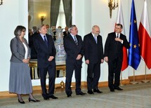 Prezydent RP Bronisław Komorowski i uczestnicy uroczystości.
Uczestnicy uroczystości.
Prezydent RP Bronisław Komorowski wręcza prof. Andrzejowi Rzeplińskiemu nominację na stanowisko Prezesa TK.
Prezydent RP Bronisław Komorowski wręcza prof. Stanisławowi Biernatowi nominację na stanowisko Wiceprezesa TK.
Prezydent RP Bronisław Komorowski i prof. Marek Mazurkiewicz, Sędzia TK w latach 2001-2010, Wiceprezes TK w 2010 roku.
Prezydent RP Bronisław Komorowski i prof. Andrzej Mączyński, Sędzia TK w latach 1997-2006, Wiceperezes TK w latach 2001-2006.
Prezydent RP Bronisław Komorowski i Janusz Niemcewicz, Sędzia TK w latach 2001-2010, Wiceprezes TK w latach 2006-2010.
Prezydent RP Bronisław Komorowski i Jerzy Stępień, Sędzia TK w latach 1999-2008, Prezes TK w latach 2006-2008.
Prezydent RP Bronisław Komorowski i dr Bohdan zzdiennicki, Sędzia TK w latach 2001-2010, Prezes TK w latach 2008-2010.
Sędzia TK Stanisław Rymar składa ślubowanie.
Sędzia TK Stanisław Rymar.
Sędzia TK prof. Piotr Tuleja składa ślubowanie.
Sędzia TK prof. Piotr Tuleja.
Sędzia TK Marek Zubik składa ślubowanie.
Przemawia Prezydent RP Bronisław Komorowski.
Przemawia Prezes TK prof. Andrzej Rzepliński.
Odznaczeni Prezesi i Wiceprezesi Trybunału.
Wiceprezes TK prof. Stanisław Biernat oraz nowi sędziowie TK - Stanisław Rymar, prof. Piotr Tuleja, prof. Marek Zubik.
W imieniu odznaczonych przemawia prof. Marek Mazurkiewicz.
Byli Prezesi i Wiceprezesi TK, Prezydent RP, Prezes i Wiceprezes TK oraz nowi Sędziowie TK.
Byli Prezesi Trybunału Konstytucyjengo Jerzy Stępień i dr Bohdan Zdziennicki, Prezydent RP Bronisław Komorowski, Prezes TK prof. Andrzej Rzepliński i Wiceprezes TK prof. Stanisław Biernat.
Prezydent RP Bronisław Komorowski i nowy Sędzia TK prof. Piotr Tuleja.
Prezydent RP Bronisław Komorowski i nowy Sędzia TK prof. Marek Zubik .