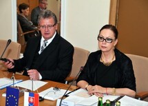 Sędzia SK Słowacji dr Ladislav Orosz, Prezes SK Słowacji dr Ivetta Macejkova oraz Dyrektor Departamentu Spraw Zagranicznych SK Maria Siegfriedova.
Spotkanie z Sędziami Trybunału Konstytucyjengo.
Uczestnicy spotkania w Trybunale Konstytucyjnym.
Sędzia SK Słowacji dr Ladislav Orosz oraz Prezes SK Słowacji dr Ivetta Macejkova.
Spotkanie z Wicemarszałkiem Sejmu RP Panem Cezarym Grabarczykiem.
Wicemarszałek Sejmu RP Cezary Grabarczyk, Prezes SK Słowacji dr Ivetta Macejkova oraz tłumaczka.