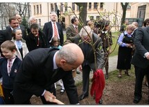 Pani Lali Phaphiashvili - Sędzia Sądu Konstytucyjnego Gruzji, Pan Besik Loladze - Prezes Sądu Konstytucyjnego Gruzji, Pan Andrij Striżak - Prezes Sądu Konstytucyjnego Ukrainy, Pani Jarosława Maczużak - Sędzia Sądu Konstytucyjnego Ukrainy
Pani Ewa Łętowska - Sędzia Trybunału Konstytucyjnego, Pan Marek Mazurkiewcz - Sędzia Trybunału Konstytucyjnego i Pan Andrzej Rzepliński - Sędzia Trybunału Konstytucyjnego
Delegacja Sądu Konstytucyjnego Gruzji: Prezes SK Pan Besik Loladze, Sędziowie SK - Pani Ketevan Emeradze i Pani Lali Phaphiashvili oraz doradca Prezesa SK Pani Ketevan Tskhadadze
Sędziowie sądów konstytucyjnych Polski i Gruzji oraz dzieci ze szkoły ukraińskiej w Warszawie
Prezesi sądów konstytucyjnych Polski, Ukrainy i Gruzji sadzą, na pamiątkę pierwszej trójstronnej konferencji sądów konstytucyjnych, kalinę
Sędziowie sądów konstytucyjnych Polski i Ukrainy oraz dzieci ze szkoły ukraińskiej w Warszawie