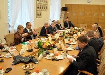 Uczestnicy konferencji na stopniach siedziby Trybunału Konstytucyjnego.
Powitanie w foyer Trybunału Konstytucyjnego.
Prezes TK dr Bohdan Zdziennicki oprowadza Sędziów Sądu Konstytucyjnego Ukrainy po siedzibie Trybunału.
Duża sala rozpraw TK.
Obrady konferencji.
Obrady konferencji.
Uczestnicy konferencji w ogrodach Trybunału.