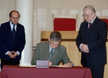 Uczestnicy uroczystości
Uczestnicy uroczystości
Występ zespołu wokalnego Il Canto Minore
Przemawia Prezes Trybunału Konstytucyjnego Jerzy Stępień
Przemawia Prezydent RP Lech Kaczyński
Prezydent RP Lech Kaczyński podpisuje akt Pro memoria
Marszałek Sejmu RP Marek Jurek podpisuje akt Pro memoria
Marszałek Senatu RP Bogdan Borusewicz podpisuje akt Pro memoria
Prezes Rady Ministrów Jarosław Kaczyński podpisuje akt Pro memoria
Prezes Naczelnego Sądu Administracyjnego prof. Janusz Trzciński podpisuje akt Pro memoria
Prezes Izby Karnej Sądu Najwyższego dr Lech Paprzycki podpisuje akt Pro memoria
Prezes Trybunału Konstytucyjnego Jerzy Stępień podpisuje akt Pro memoria
Prof. Wacław Uruszczak wygłasza wystąpienie na temat Tradycje państwa prawa w Rzeczypospolitej
Prezydent RP Lech Kaczyński, Marszałek Senatu RP Bogdan Borusewicz, Marszałek Sejmu RP Marek Jurek i Prezes  Rady Ministrów Jarosław Kaczyński
Prof. Sławomira Wronkowska-Jaśkiewicz wygłasza wystąpienie na temat Znaczenie dla kultury prawnej zasady tworzenia prawa przez parlament i zasady należytej (urzędowej) publikacji
Uczestnicy uroczystości oglądają wystawę "500 lat tradycji państwa prawa w Rzeczypospolitej", prezentowaną w foyer Trybunału Konstytucyjnego
Uczestnicy uroczystości oglądają wystawę "500 lat tradycji państwa prawa w Rzeczypospolitej", prezentowaną w foyer Trybunału Konstytucyjnego