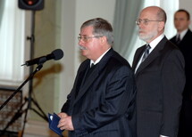 Sędziowie Trybunału Konstytucyjnego
Nowo wybrany Sędzia TK prof. Zbigniew Cieslak i nowo powołany Wiceprezes TK Janusz Niemcewicz
Prof. Zbigniew Cieślak
Prezydent RP Lech Kaczyński i nowopowołany Wiceprezes Trybunału Konstytucyjnego Janusz Niemcewicz
Były Wiceprezes TK prof. Andrzej Mączyński, byli sędziowie TK: prof. Biruta Lewaszkiewicz-Petrykowska, Wiesław Johann i Prezydent RP Lech Kaczyński