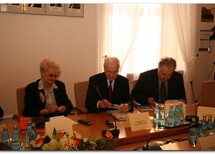 Pani Lali Phaphiashvili - Sędzia Sądu Konstytucyjnego Gruzji, Pan Besik Loladze - Prezes Sądu Konstytucyjnego Gruzji, Pan Andrij Striżak - Prezes Sądu Konstytucyjnego Ukrainy, Pani Jarosława Maczużak - Sędzia Sądu Konstytucyjnego Ukrainy
Pani Ewa Łętowska - Sędzia Trybunału Konstytucyjnego, Pan Marek Mazurkiewcz - Sędzia Trybunału Konstytucyjnego i Pan Andrzej Rzepliński - Sędzia Trybunału Konstytucyjnego
Delegacja Sądu Konstytucyjnego Gruzji: Prezes SK Pan Besik Loladze, Sędziowie SK - Pani Ketevan Emeradze i Pani Lali Phaphiashvili oraz doradca Prezesa SK Pani Ketevan Tskhadadze
Sędziowie sądów konstytucyjnych Polski i Gruzji oraz dzieci ze szkoły ukraińskiej w Warszawie
Prezesi sądów konstytucyjnych Polski, Ukrainy i Gruzji sadzą, na pamiątkę pierwszej trójstronnej konferencji sądów konstytucyjnych, kalinę
Sędziowie sądów konstytucyjnych Polski i Ukrainy oraz dzieci ze szkoły ukraińskiej w Warszawie