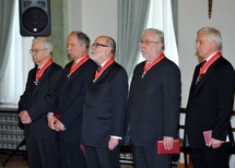 Prezydent RP Bronisław Komorowski i uczestnicy uroczystości.
Uczestnicy uroczystości.
Prezydent RP Bronisław Komorowski wręcza prof. Andrzejowi Rzeplińskiemu nominację na stanowisko Prezesa TK.
Prezydent RP Bronisław Komorowski wręcza prof. Stanisławowi Biernatowi nominację na stanowisko Wiceprezesa TK.
Prezydent RP Bronisław Komorowski i prof. Marek Mazurkiewicz, Sędzia TK w latach 2001-2010, Wiceprezes TK w 2010 roku.
Prezydent RP Bronisław Komorowski i prof. Andrzej Mączyński, Sędzia TK w latach 1997-2006, Wiceperezes TK w latach 2001-2006.
Prezydent RP Bronisław Komorowski i Janusz Niemcewicz, Sędzia TK w latach 2001-2010, Wiceprezes TK w latach 2006-2010.
Prezydent RP Bronisław Komorowski i Jerzy Stępień, Sędzia TK w latach 1999-2008, Prezes TK w latach 2006-2008.
Prezydent RP Bronisław Komorowski i dr Bohdan zzdiennicki, Sędzia TK w latach 2001-2010, Prezes TK w latach 2008-2010.
Sędzia TK Stanisław Rymar składa ślubowanie.
Sędzia TK Stanisław Rymar.
Sędzia TK prof. Piotr Tuleja składa ślubowanie.
Sędzia TK prof. Piotr Tuleja.
Sędzia TK Marek Zubik składa ślubowanie.
Przemawia Prezydent RP Bronisław Komorowski.
Przemawia Prezes TK prof. Andrzej Rzepliński.
Odznaczeni Prezesi i Wiceprezesi Trybunału.
Wiceprezes TK prof. Stanisław Biernat oraz nowi sędziowie TK - Stanisław Rymar, prof. Piotr Tuleja, prof. Marek Zubik.
W imieniu odznaczonych przemawia prof. Marek Mazurkiewicz.
Byli Prezesi i Wiceprezesi TK, Prezydent RP, Prezes i Wiceprezes TK oraz nowi Sędziowie TK.
Byli Prezesi Trybunału Konstytucyjengo Jerzy Stępień i dr Bohdan Zdziennicki, Prezydent RP Bronisław Komorowski, Prezes TK prof. Andrzej Rzepliński i Wiceprezes TK prof. Stanisław Biernat.
Prezydent RP Bronisław Komorowski i nowy Sędzia TK prof. Piotr Tuleja.
Prezydent RP Bronisław Komorowski i nowy Sędzia TK prof. Marek Zubik .