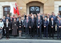 Uczestnicy seminarium sędziów Trybunału Konstytucyjnego i Sądu Najwyższego Norwegii.
Seminarium sędziów Trybunału Konstytucyjnego i Sądu Najwyższego Norwegii.
Wiceprezes Trybunału Konstytucyjnego prof. Stanisław Biernat, Prezes Trybunału Konstytucyjnego prof. Andrzej Rezpliński i Prezes Sądu Najwyższego Norwegii Tore Schei.
Wizyta w Sądzie Najwyższym. Spotkanie z Prezesem Izby Cywilnej SN prof. Tadeuszem Erecińskim.
Wizyta w Archiwum Głównym Akt Dawnych.
Wizyta w Naczelnym Sądzie Administracyjnym. Spotkanie z prezesem NSA prof. Romanem Hauserem.
Wizyta w Sejmie RP.
Wizyta w Senacie RP.