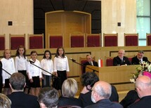 Występ Zespołu "Wiśniowa" ze Szkoły Podstawowej w Wiśniowej
Występ Zespołu "Wiśniowa" ze Szkoły Podstawowej w Wiśniowej
Prof. Henryk Samsonowicz, Prezes TK Jerzy Stępień, prof. Alfredas Bumblauskas
Uczestnicy uroczystości
Uczestnicy uroczystości
Prezydent RP Lech Kaczyński, prof. Alfredas Bumblauskas, Prezes TK Jerzy Stępień, Prezes Sądu Konstytucyjnego Republiki Litewskiej prof.  Egidjus Kuris, J.E. Ambasador Republiki Litewskiej Egidijus Meilunas
Prezydent RP Lech Kaczyński i prof. Alfredas Bumblauskas
Prof. Henryk Samsonowicz, Prezes TK Jerzy Stępień, prof. Stanisław Gebethner i prof. Karol Modzelewski
Marszałek Sejmu RP Ludwik Dorn zwiedza wystawę "Rzeczpospolita Korony Polskiej i Wielkiego Księstwa Litewskiego - wspólna tradycja"
Wystawa w siedzibie TK "Rzeczpospolita Korony Polskiej i Wielkiego Księstwa Litewskiego - wspólna tradycja"
Wystawa w siedzibie TK "Rzeczpospolita Korony Polskiej i Wielkiego Księstwa Litewskiego - wspólna tradycja"
Wystawa w siedzibie TK "Rzeczpospolita Korony Polskiej i Wielkiego Księstwa Litewskiego - wspólna tradycja"
Wystawa w siedzibie TK "Rzeczpospolita Korony Polskiej i Wielkiego Księstwa Litewskiego - wspólna tradycja"