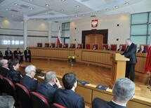 Uczestnicy Zgromadzenia Ogólnego Sędziów Trybunału Konstytucyjnego.
Prezes Trybunału Pan prof. Andrzej Rzepliński przedstawia "Informację o najważniejszych problemach wynikających z orzecznictwa i działalności Trybunału Konstytucyjnego w 2011 roku".
Prezes Trybunału Pan prof. Andrzej Rzepliński przedstawia "Informację o najważniejszych problemach wynikających z orzecznictwa i działalności Trybunału Konstytucyjnego w 2011 roku".
Przemawia Prezydent RP Pan Bronisław Komorowski.
Przemawia Prezydent RP Pan Bronisław Komorowski.
Przemawia Prezydent RP Pan Bronisław Komorowski.
Przemawia Marszałek Sejmu RP Pani Ewa Kopacz.
Przemawia Prezes Rady Ministrów Pan Donald Tusk.
Przemawia Prezes Rady Ministrów Pan Donald Tusk.
Przemawia Wicemarszałek Senatu RP Pani Maria Pańczyk-Pozdziej.
Przemawia Pierwszy Prezes Sądu Najwyższego Pan Stanisław Dąbrowski.
Przemawia Prezes Naczelnego Sądu Administracyjnego Pan prof. Roman Hauser.
Przemawia Przewodniczący Krajowej rady Sądownictwa Pan Antoni Górski.
Przemawia Rzecznik Praw Obywatelskich Pani prof. Irena Lipowicz.
Przemawia Prokurator Generalny Pan Andrzej Seremet.
Przemawia Sędzia Trybunału Sprawiedliwości Unii Europejskiej Pan prof. Marek Safjan.